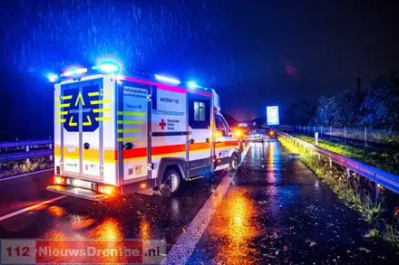 Nederlandse auto botst tegen vangrail aan op de A31 in Duitsland nabij Meppen-Nord — foto 4 van 4