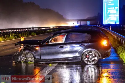 Nederlandse auto botst tegen vangrail aan op de A31 in Duitsland nabij Meppen-Nord — foto 3 van 4