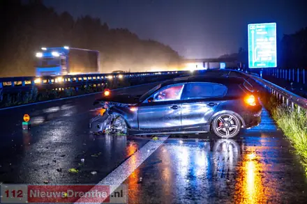 Nederlandse auto botst tegen vangrail aan op de A31 in Duitsland nabij Meppen-Nord — foto 2 van 4