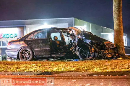 Ernstig ongeval op Nijbracht in Emmen; één persoon door brandweer bevrijd — foto 3 van 4