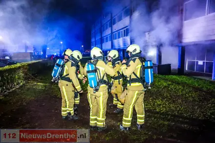 Flinke brand onder flat aan de Varenkamp in Emmen — foto 5 van 5