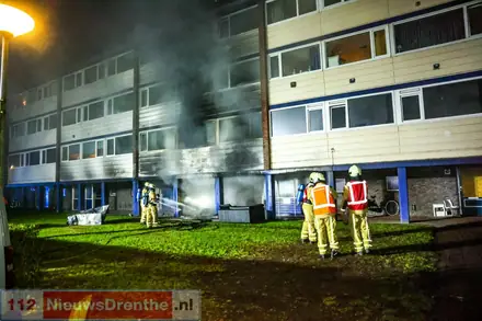 Flinke brand onder flat aan de Varenkamp in Emmen — foto 3 van 5