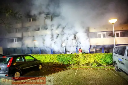 Flinke brand onder flat aan de Varenkamp in Emmen — foto 1 van 5
