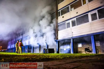 Flinke brand onder flat aan de Varenkamp in Emmen — foto 2 van 5