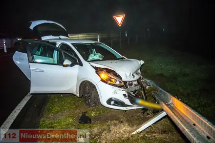 Vuurwerkrit eindigt in botsing op de B402 bij Versen — foto 5 van 6