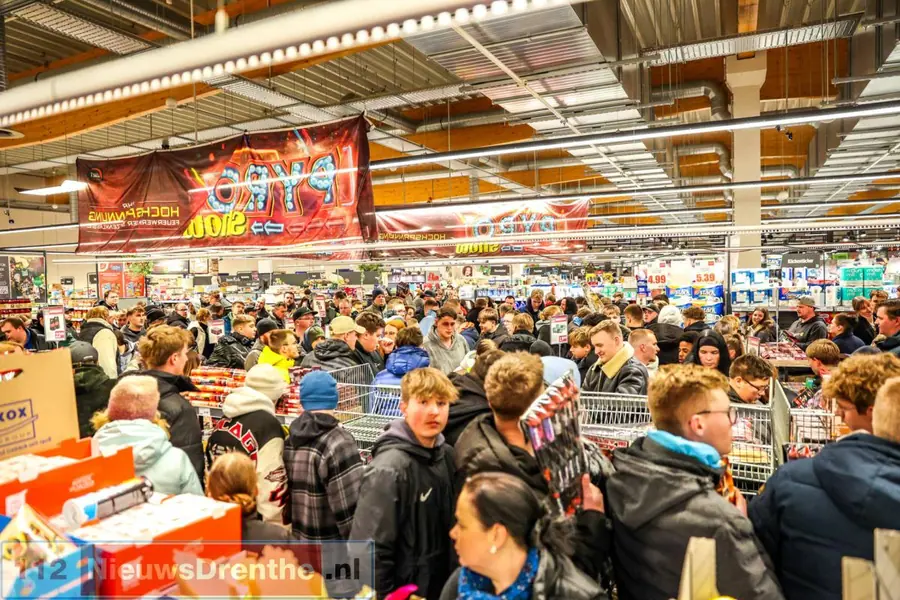 Drukte door vroege vuurwerkverkoop in Duitsland zorgt voor chaos in winkel