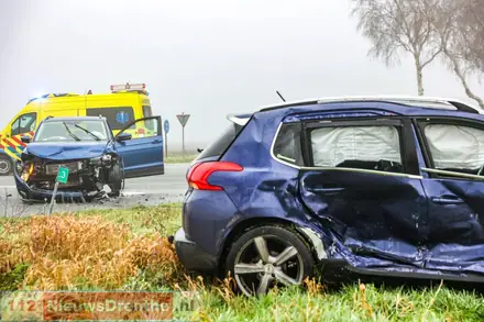 Ongeval door dichte mist op kruispunt in Valthermond — foto 1 van 5
