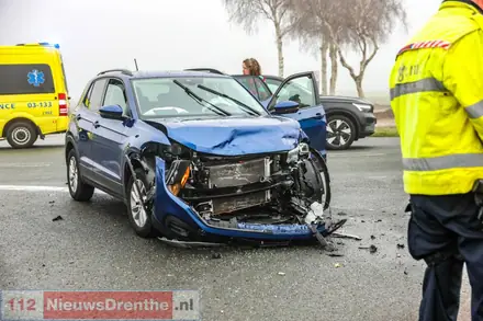 Ongeval door dichte mist op kruispunt in Valthermond — foto 5 van 5
