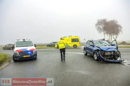 Ongeval door dichte mist op kruispunt in Valthermond — foto 4 van 5