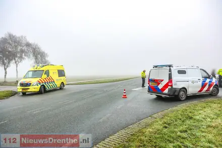 Ongeval door dichte mist op kruispunt in Valthermond — foto 3 van 5