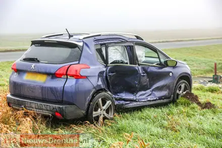 Ongeval door dichte mist op kruispunt in Valthermond — foto 2 van 5
