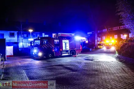 Woningbrand in Emmen; Bewoner door brandweer uit woning gehaald — foto 3 van 3