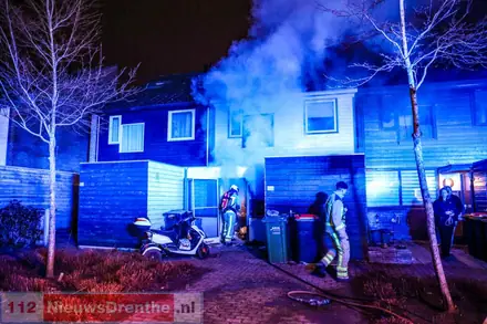 Woningbrand in Emmen; Bewoner door brandweer uit woning gehaald — foto 1 van 3