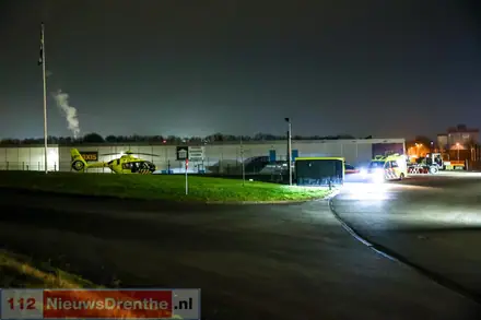 Woningbrand in Emmen; Bewoner door brandweer uit woning gehaald — foto 2 van 3