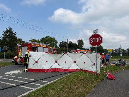 Ernstig ongeval tussen motor en personenauto in Duitse Haren, vlak over de grens bij Emmer-Compascuum — foto 4 van 5