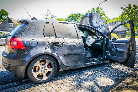 Auto verwoest door brand in Emmen — foto 6 van 6
