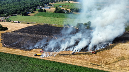 Flinke rookwolken bij akkerbrand in Erica — foto 3 van 4
