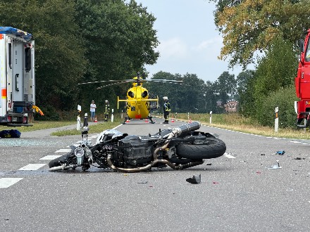 Ernstig ongeval tussen motor en personenauto in Duitse Haren, vlak over de grens bij Emmer-Compascuum — foto 1 van 5