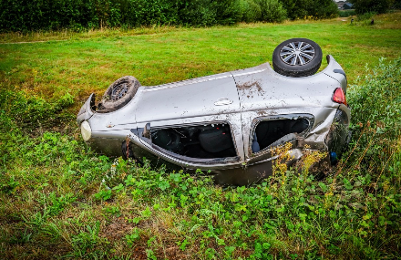 Auto slaat op de kop en belandt in greppel in Ruinerwold — foto 2 van 4
