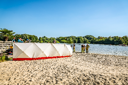 Hulpdiensten rukken massaal uit voor persoon te water in de Kleine Rietplas in Emmen — foto 6 van 9