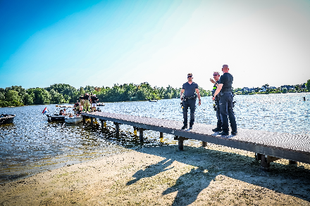 Hulpdiensten rukken massaal uit voor persoon te water in de Kleine Rietplas in Emmen — foto 2 van 9