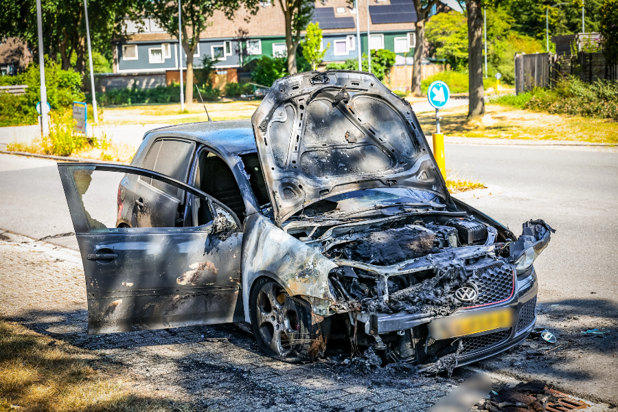 Auto verwoest door brand in Emmen
