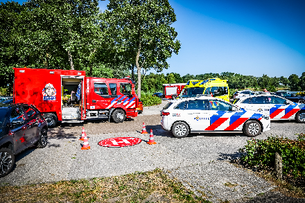Hulpdiensten rukken massaal uit voor persoon te water in de Kleine Rietplas in Emmen — foto 7 van 9
