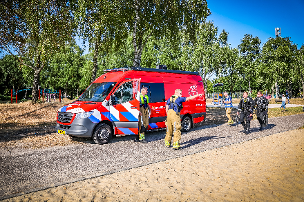 Hulpdiensten rukken massaal uit voor persoon te water in de Kleine Rietplas in Emmen — foto 8 van 9