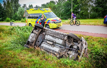 Auto slaat op de kop en belandt in greppel in Ruinerwold — foto 4 van 4