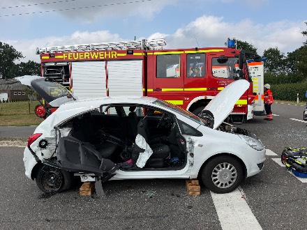 Ernstig ongeval tussen motor en personenauto in Duitse Haren, vlak over de grens bij Emmer-Compascuum — foto 2 van 5