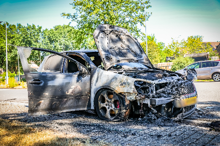 Auto verwoest door brand in Emmen — foto 2 van 6
