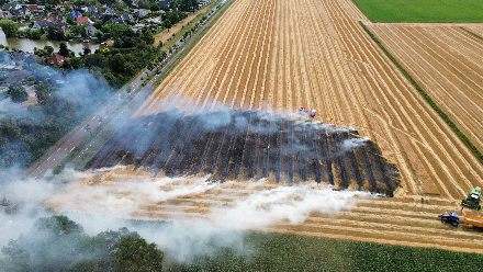 Brandweer groots ingezet bij Akkerbrand in Emmen — foto 7 van 8