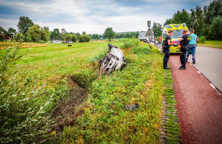 Auto slaat op de kop en belandt in greppel in Ruinerwold — foto 1 van 4