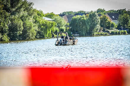Hulpdiensten rukken massaal uit voor persoon te water in de Kleine Rietplas in Emmen — foto 9 van 9