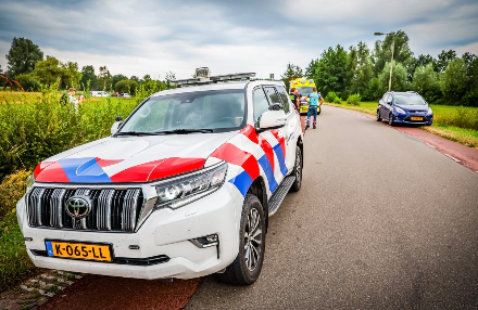 Auto slaat op de kop en belandt in greppel in Ruinerwold — foto 3 van 4