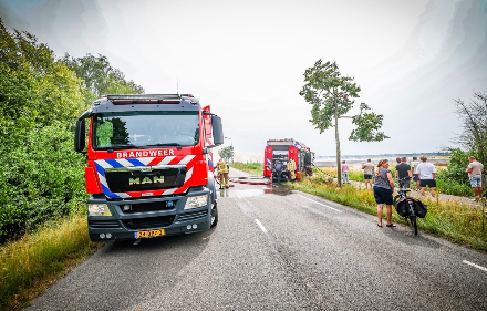 Brandweer groots ingezet bij Akkerbrand in Emmen — foto 2 van 8