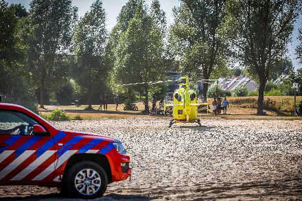 Hulpdiensten rukken massaal uit voor persoon te water in de Kleine Rietplas in Emmen — foto 5 van 9