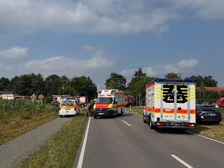 Ernstig ongeval tussen motor en personenauto in Duitse Haren, vlak over de grens bij Emmer-Compascuum — foto 5 van 5