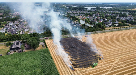 Brandweer groots ingezet bij Akkerbrand in Emmen — foto 1 van 8