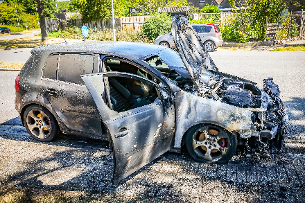 Auto verwoest door brand in Emmen — foto 5 van 6