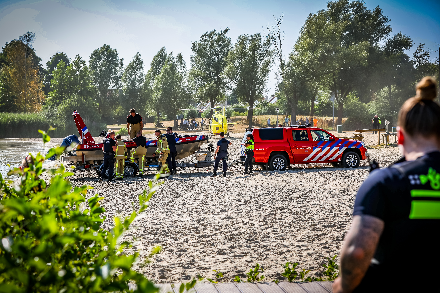 Hulpdiensten rukken massaal uit voor persoon te water in de Kleine Rietplas in Emmen — foto 4 van 9