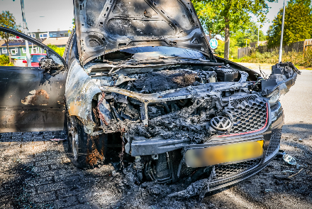 Auto verwoest door brand in Emmen — foto 3 van 6