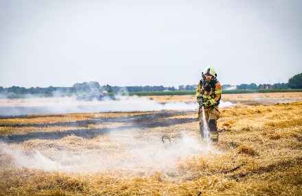 Brandweer groots ingezet bij Akkerbrand in Emmen — foto 4 van 8