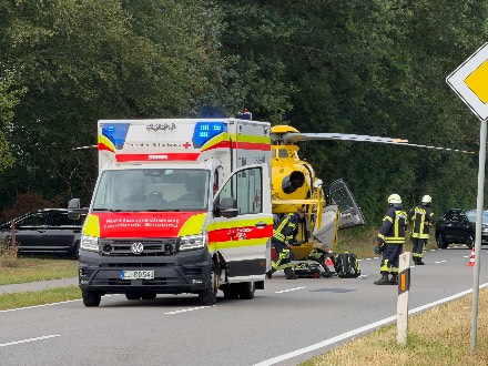 Ernstig ongeval tussen motor en personenauto in Duitse Haren, vlak over de grens bij Emmer-Compascuum — foto 3 van 5