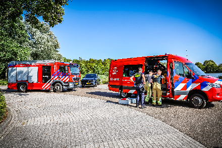 Hulpdiensten rukken massaal uit voor persoon te water in de Kleine Rietplas in Emmen — foto 1 van 9