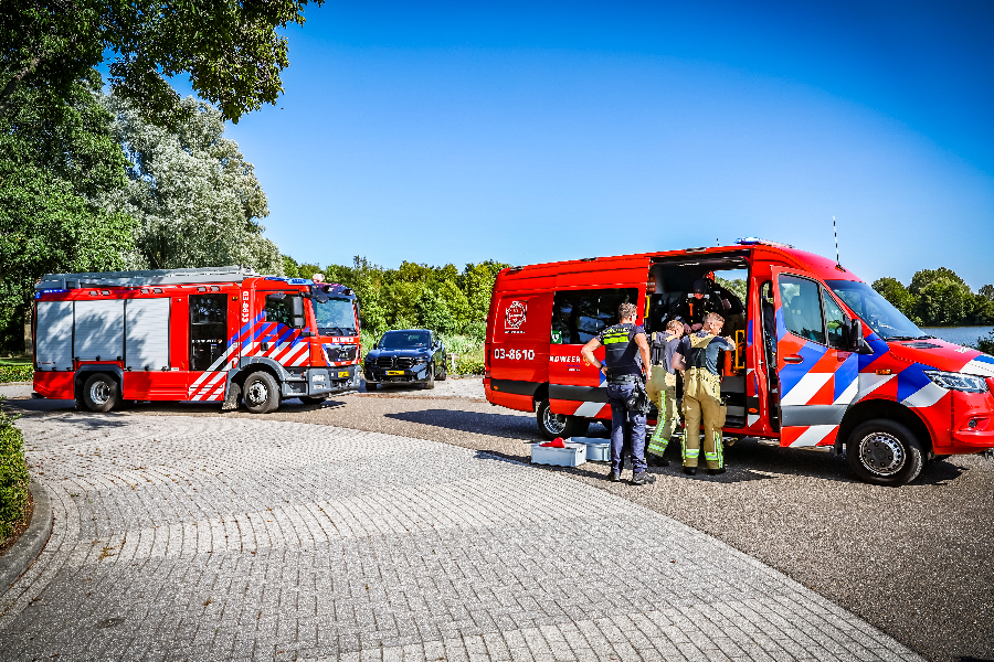Hulpdiensten rukken massaal uit voor persoon te water in de Kleine Rietplas in Emmen