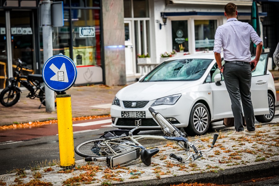 Fietser gewond na botsing met auto in Emmen
