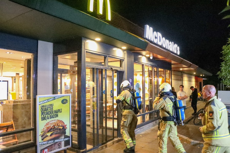 Macdonalds in Emmen ontruimd na vreemde lucht