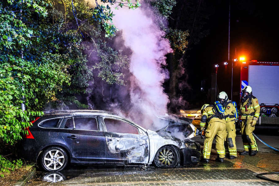 Geparkeerde auto zwaarbeschadigde na brand in Dalen