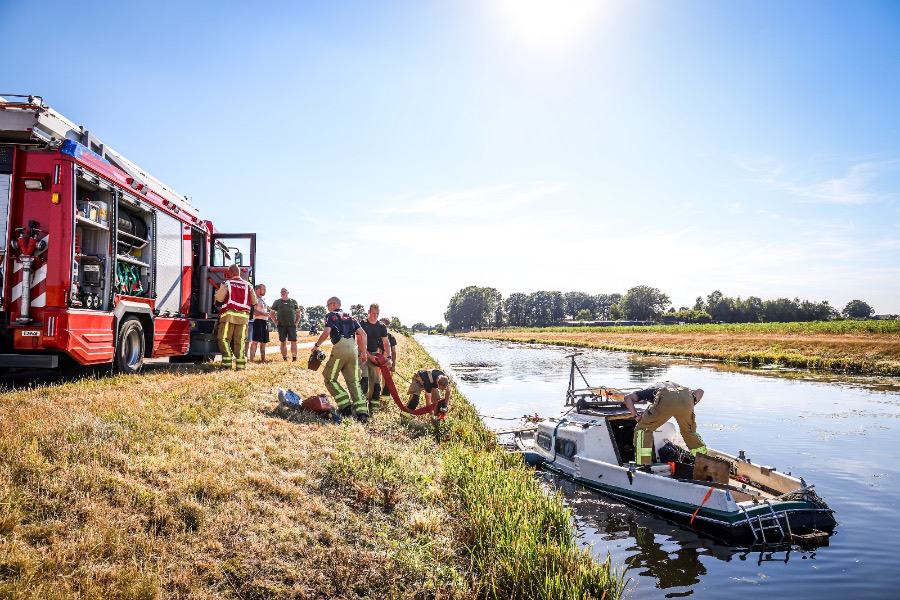 Bewoner redt spullen uit zinkend bootje in Nieuw-Dordrecht